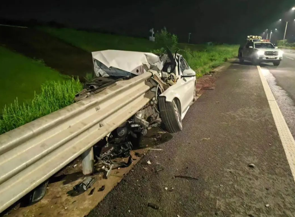 酒駕后別簽字，有用嗎？深夜，車頭“劈”成兩半！人不報警，車報了警......